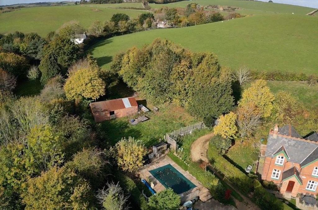 Lot: 98 - HALF AN ACRE AND BARN WITH POTENTIAL IN ATTRACTIVE SEMI-RURAL LOCATION - A Drone Image From the South East